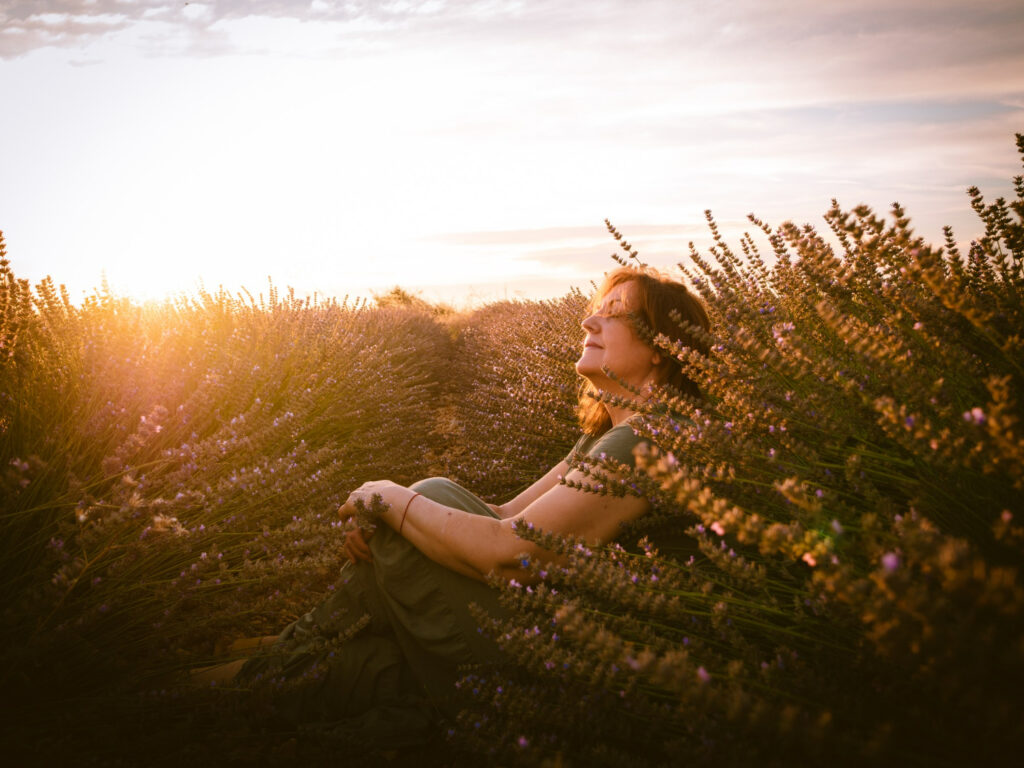 Retrato de una mujer caucásica en una hermosa vista al atardecer